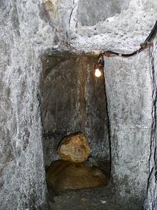 岩の中に空洞が造られていて、なかに黄色の石が祭られている龕附天正金鉱の写真