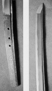 左側に3つの穴がある刃の下の方、右側に刃の上の方が映る白黒写真