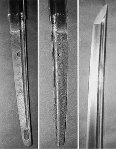 左から2枚が刀の銘で右側に刀の先がうつっている白黒写真