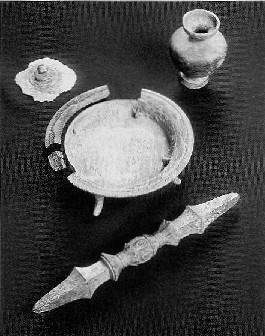 独鈷杵、花瓶などの密教用具4点の白黒写真