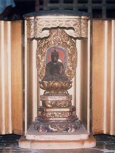 金色の枠の中に座禅を組んだ菩薩が座っている十一面観音坐像の写真