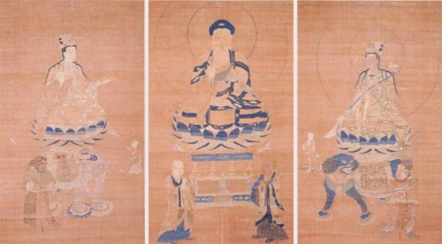 釈迦、文殊、普賢の釈迦三尊が描かれた刺繡の写真