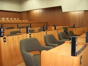 議会室内の議席を写した写真