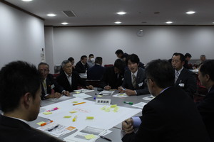 参加者がグループごとに分かれて座り、話し合っている様子の写真