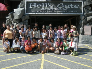 Hell's Gate AIRTRAMと書かれたゲートの前に並んだ子供たちやホストファミリーの集合写真