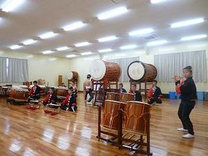 伊豆総合高校郷土芸能部の部員が、太鼓や笛を演奏している写真