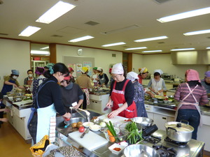グループごとに調理台に集まり、調理をしている参加者の写真