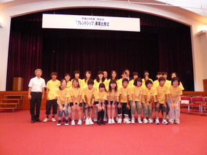 ステージの前に並んだ生徒たちの集合写真