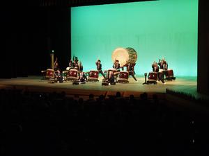 ステージの上で和太鼓の演奏をしている方々を客席右側から撮影した写真