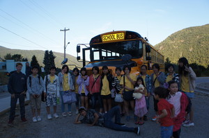 スクールバスの前に並んでいる参加者や、子供の記念写真