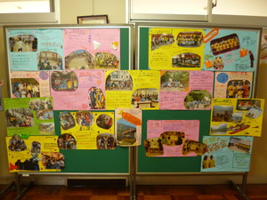 学校内の掲示板に様々な思い出の写真が貼られた画用紙が掲示されている写真