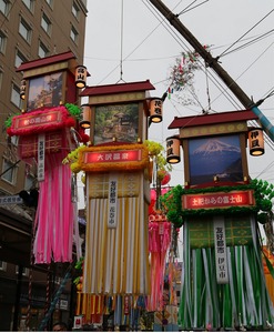 湘南ひらつか七夕祭りでクレーン車からつられている友好都市 伊豆市と書かれた七夕飾りの写真