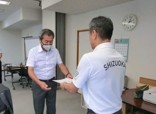 市長から山田健次審議会会長へ諮問書が手渡された様子の写真